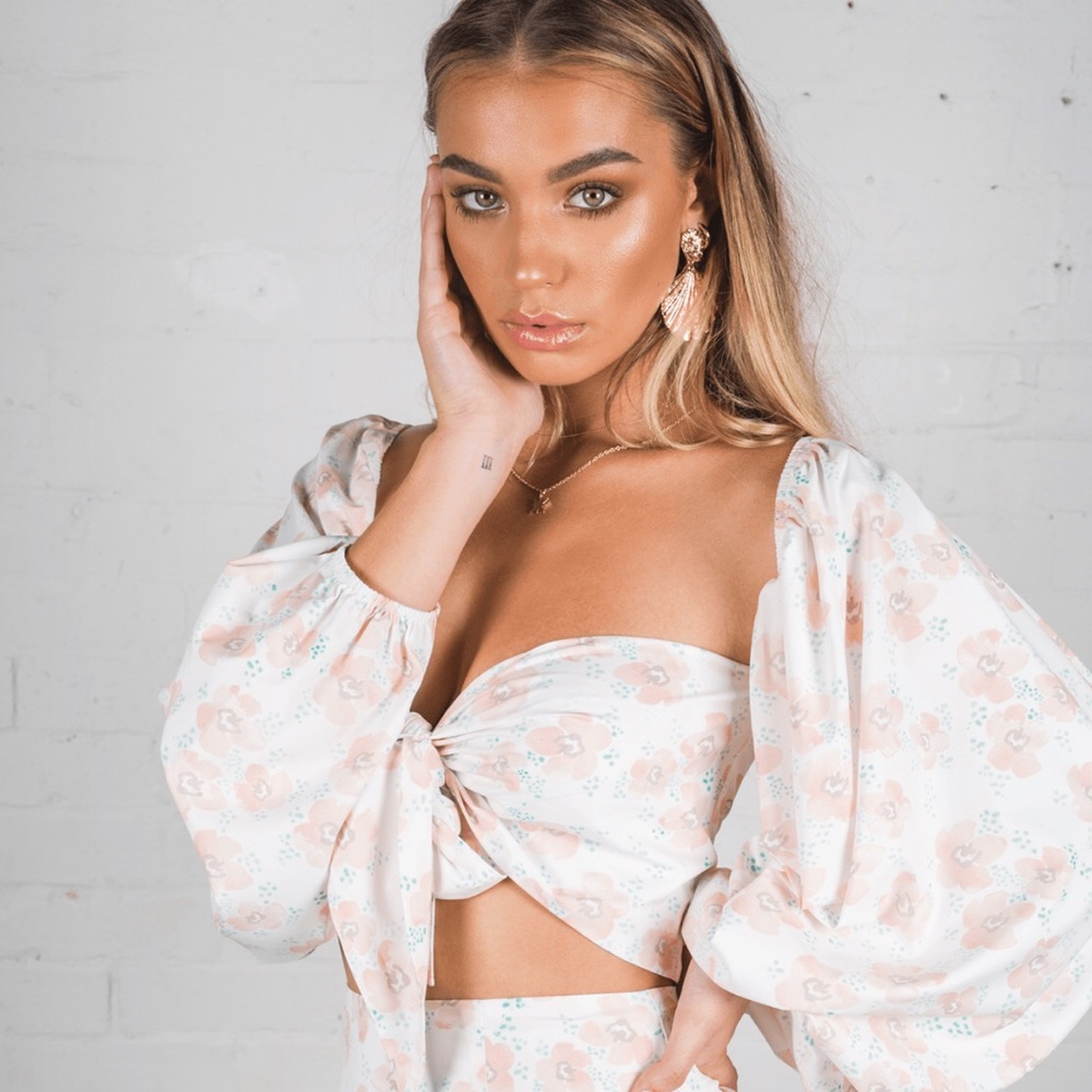 Beautiful Crop Top 🌸🌸🌸 - Picture 2 of 2